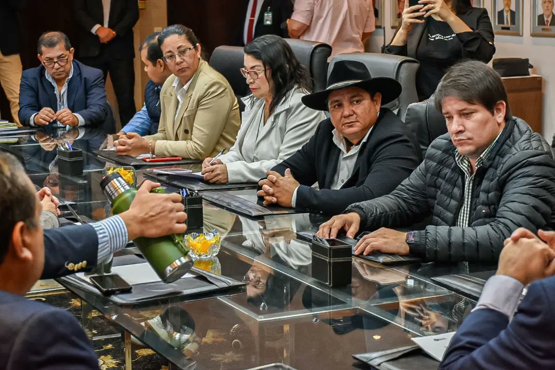 michelflorfer's tweet photo. Reunión de trabajo con el Director de la @ebypy @Luisbenitez_py, el @DerlisMaidanaPy y el Gobernador  @RichardR_amirez e Intendentes de Misiones a fin de solicitar el apoyo institucional para la Construcción del Colegio de Policía en el Departamento de Misiones! https://t.co/oHLPFph9BL