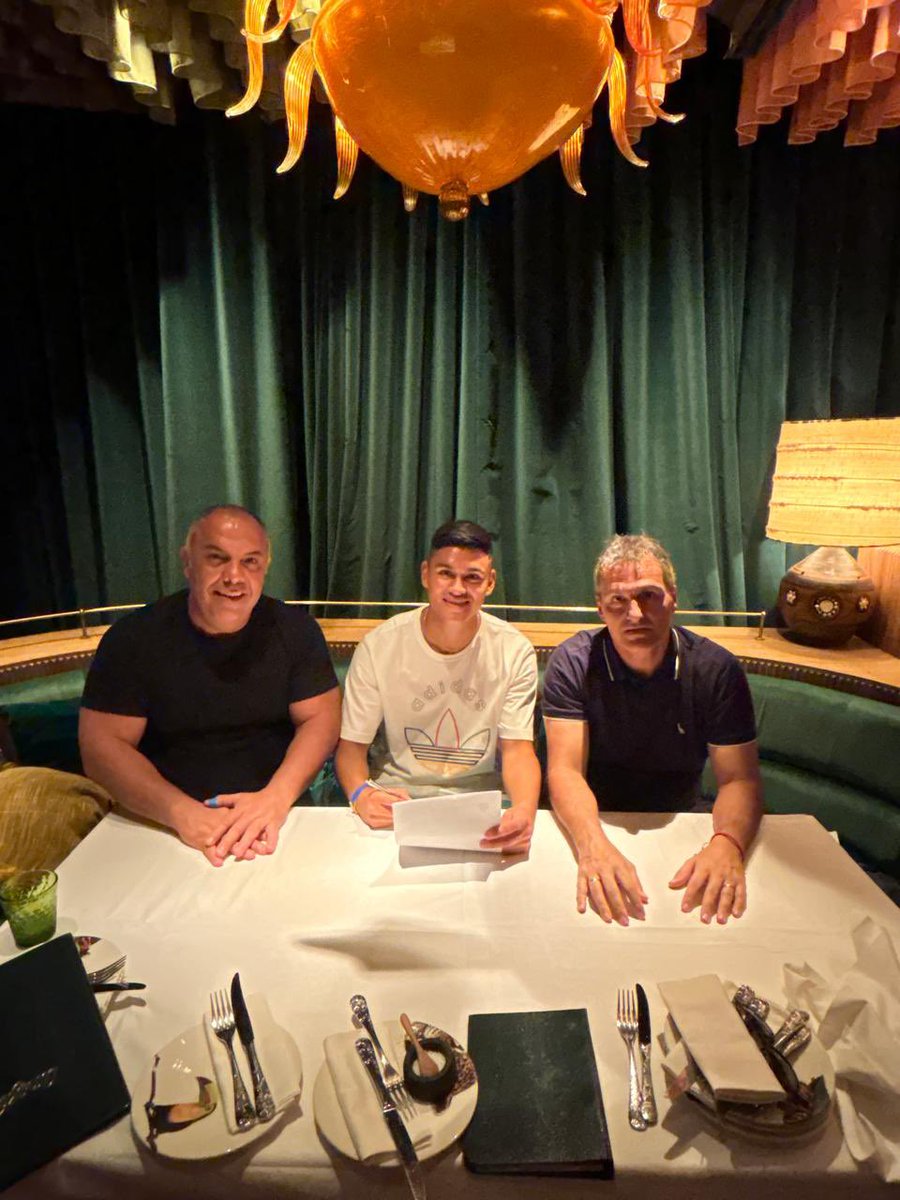 Flamengo's tweet photo. O Clube de Regatas do Flamengo informa que concluiu a negociação com o meia-atacante Carlos Alcaraz. O atleta realizou exames médicos e se reuniu com o vice-presidente de futebol, Marcos Braz, e com o diretor da pasta, Bruno Spindel. O contrato de Charly foi assinado até agosto de 2029. #AlcarazÉDoMengão