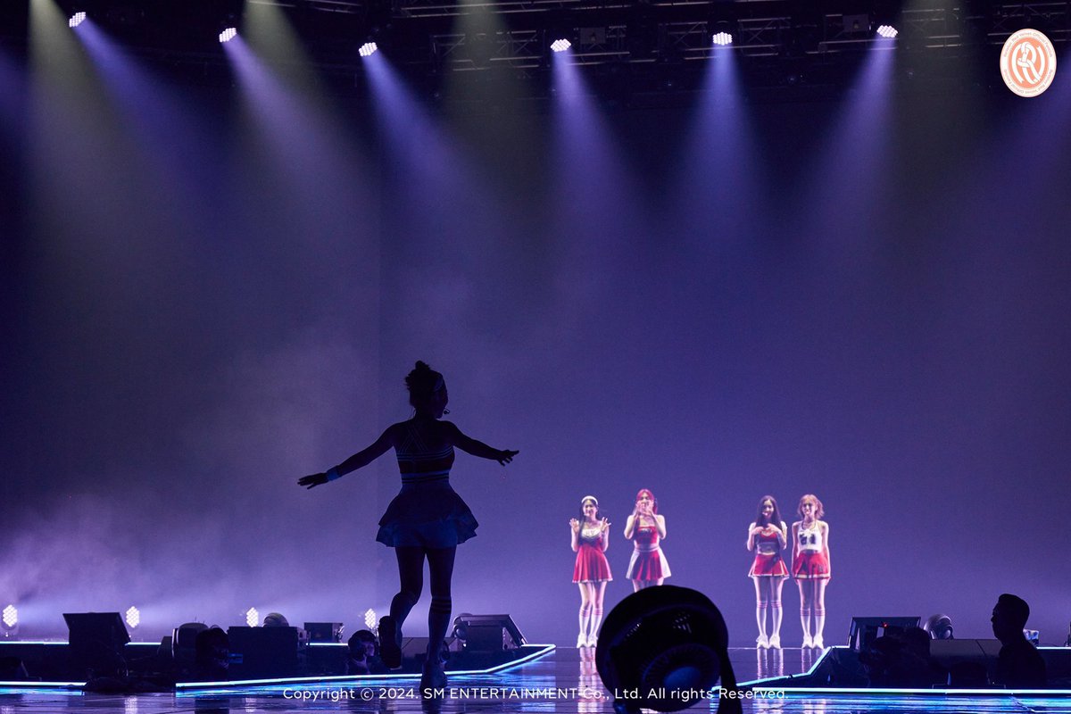 superbstff's tweet photo. แล้วรูปแฟนคอนที่ไทยกับที่เกาหลีซีนเปิดตัวน้องเยมไอติมเค้กคือมันจะพอดีกันไปมั้ย ที่ไทยได้ชอตน้องเยมกำลังวิ่งไปหาพี่ๆ ที่เกาได้ชอตพี่ๆกำลัวรอน้องเยมวิ่งไปหา อีโมง่ะ🥹 https://t.co/uXrehvSCwn