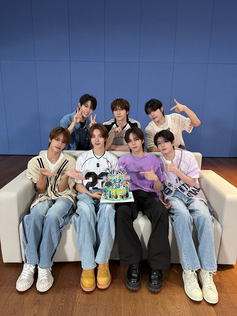 NEXZ_official's tweet photo. 100일 동안 함께 해 준 NEX2Y 고마워요🖤

#NEXZ #넥스지 #ネクスジ
#100thDAY_OF_NEXZ_NEXT_TO_NEX2Y https://t.co/8Hjg1fvxS8