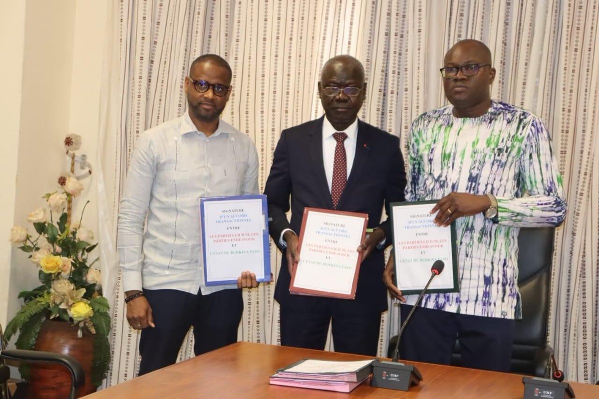 HadejaKeita's tweet image. #Exploitation_minière : 2 mines nationalisées, pour résoudre un conflit juridique. Ces conventions permettent de mettre fin au différend qui opposait les deux sociétés minières, concernant la transaction sur les mines de Boungou et de Wahgnion.
matinlibre.bf/exploitation-m…