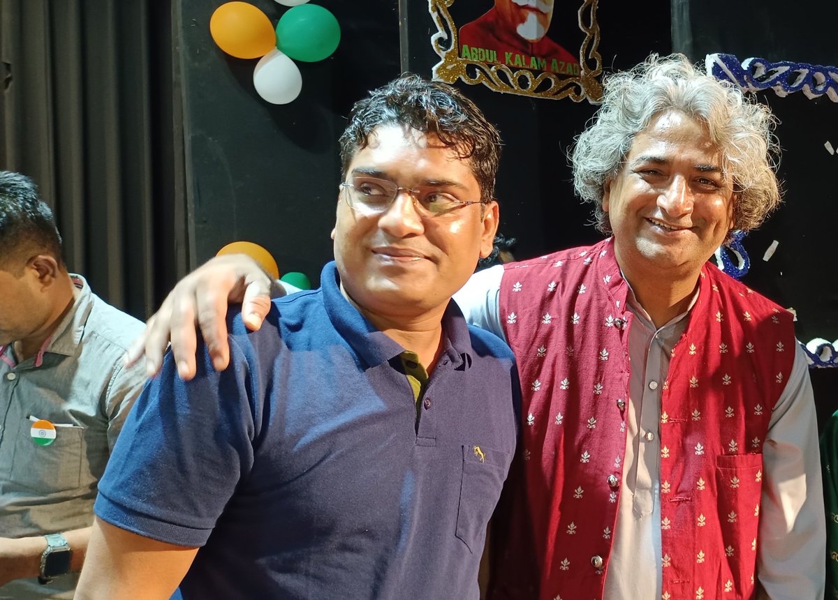 चलो आ  जाओ  हल  सभी  सवालात कर लेते हैं
ख़ामोश लबों से दिल की दिल से  बात कर लेते हैं।।
©Dr. Ashok Azad
#shayari #loveshayris #shayariquotes #कविअशोकआज़ाद #kaviashokazad #drashokazad