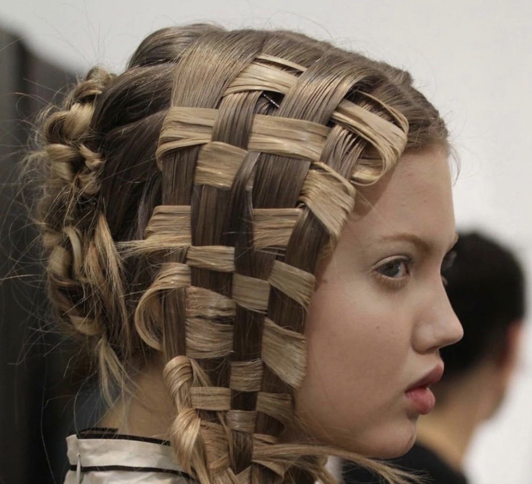 _HDD's tweet photo. Alexander McQueen (2011) https://t.co/JLCl77xlEl