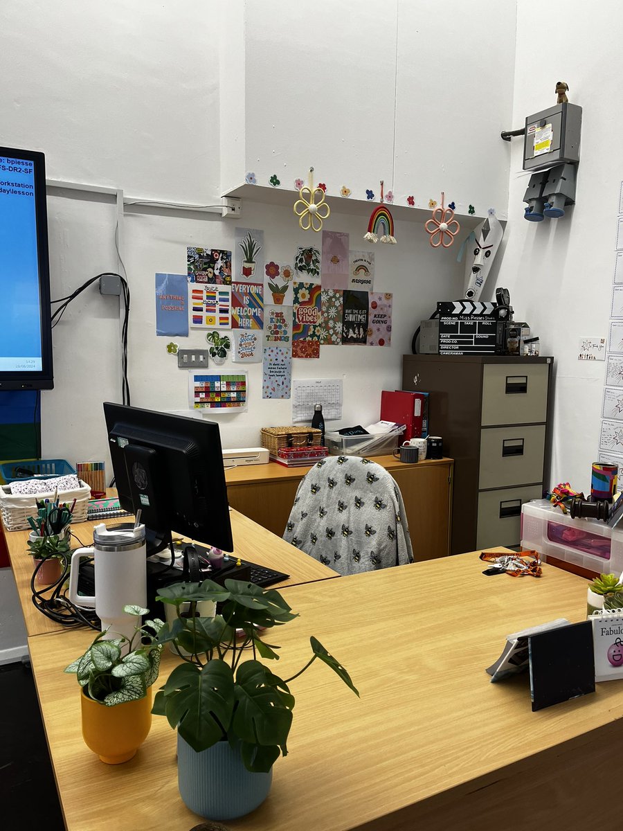 bethjord_'s tweet photo. Oh the difference a decorated classroom with some nice displays can make !! Absolutely adore this space now 🎭💘 https://t.co/tBJoDkjMkE