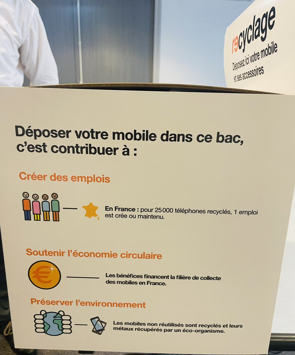 karine_rolland's tweet photo. En partenariat avec @Orange le #CD15 a distribué 304 cartons de collecte mobiles dans les communes. Objectif : 15 000 mobiles collectés. Le Programme RE est une opération nationale ; déposez vos vieux mobiles dans boutiques @orange #reprise #reparation #conditionner #recyclage https://t.co/bWiYqIWT5t