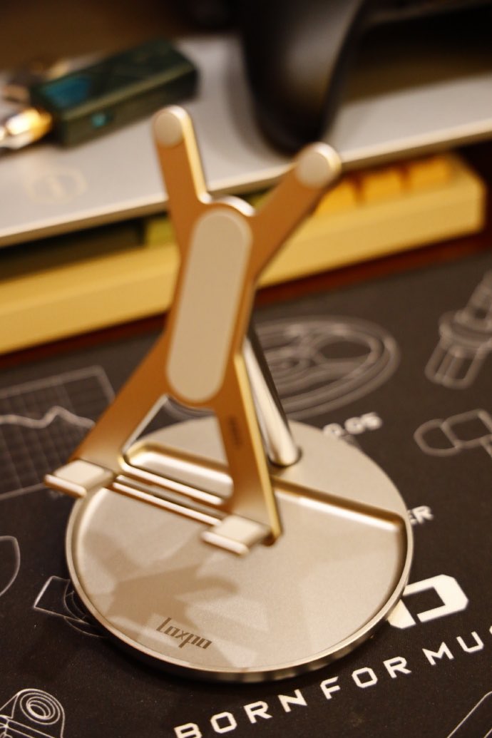 ddhifi_com's tweet photo. Pictures of ddHiFi HS110 LOXPO Limited Edition 

“It even gives me the illusion that it enhances the sound quality, lol.”

#ddHiFi #PhoneStand #HiFiStand #DesktopStand #Storage https://t.co/HFvgnbSQc8