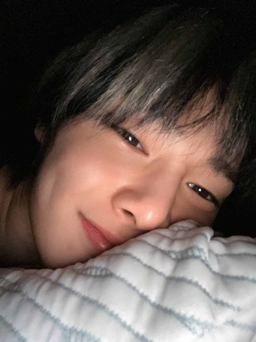 🍞 - 🌱
[280824] 11:36-11:37 PM KST

*SELFIES

Yeah I need to get going now ㅎㅎㅎ

Since I need to wake up early tomorrow too…