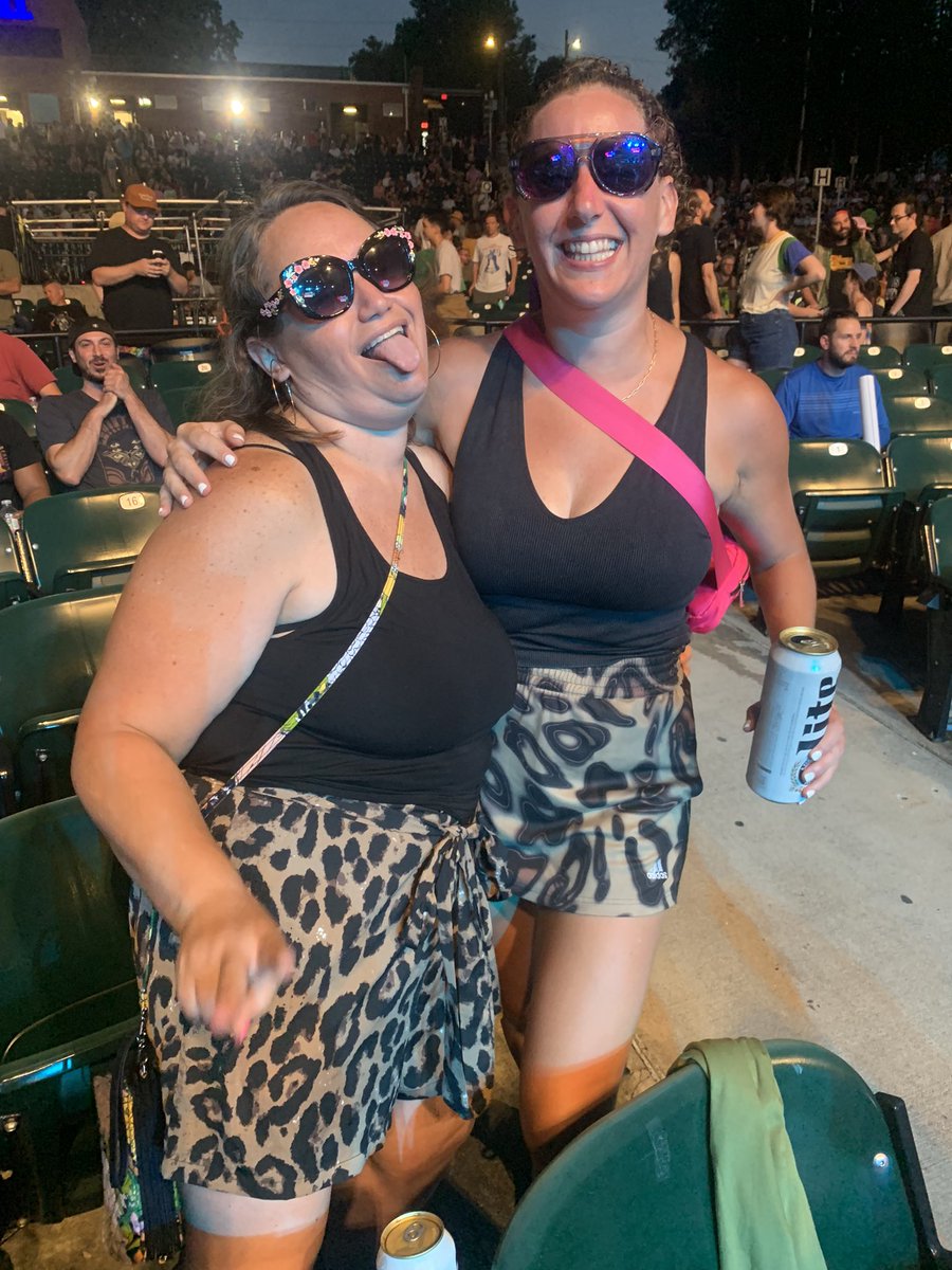 we didn’t plan this, we’re just BFFs 👯‍♀️ @beckymayyy