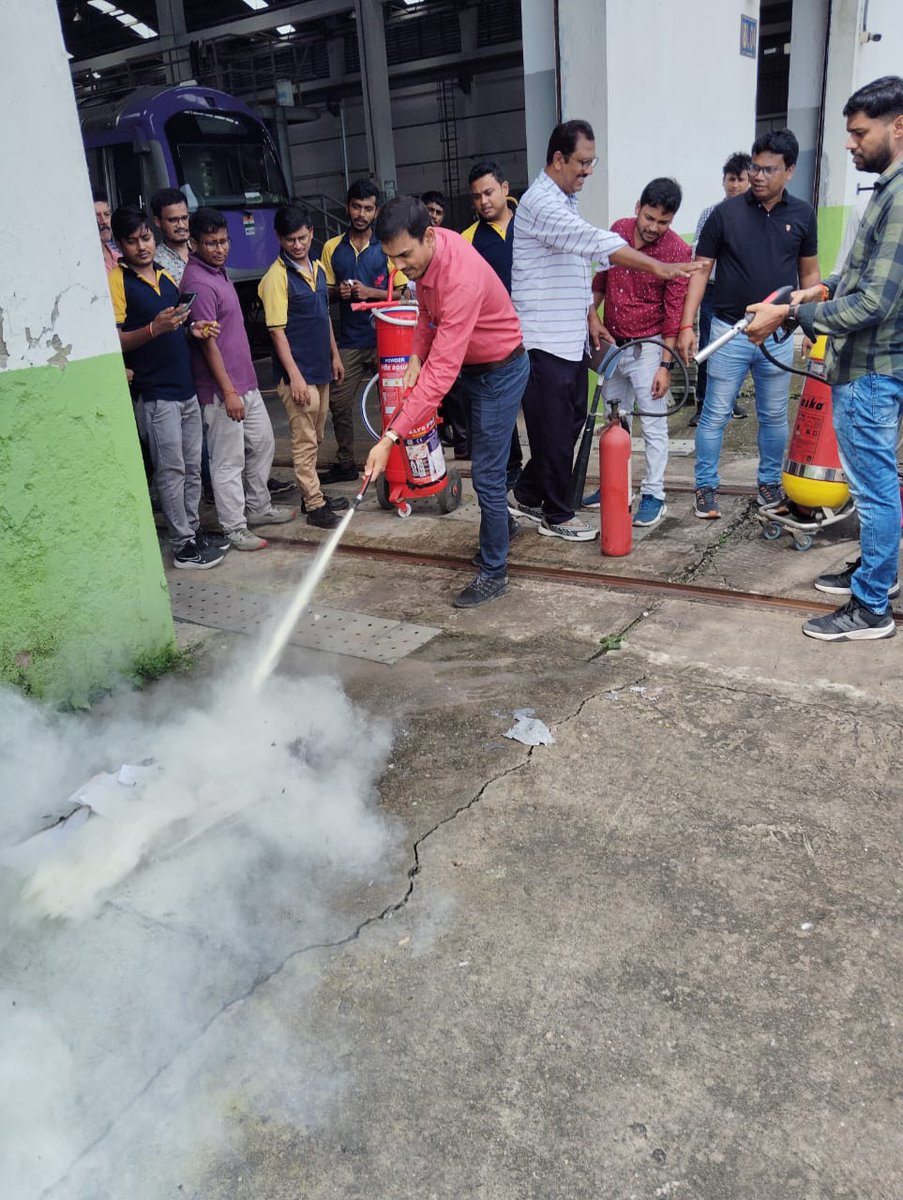 metrorailwaykol's tweet photo. #Metro staff imparted #firefightingtraining through #simulation of various #fire and #smoke conditions at #NoaparaCarshed today.
#amarmetro https://t.co/c3A1XVFwXj