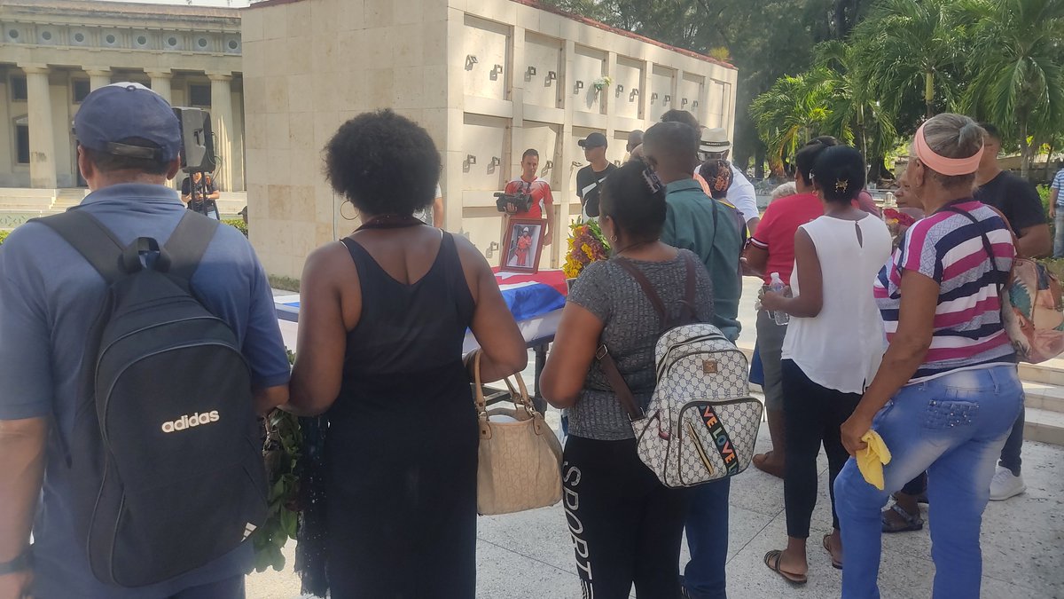 Mayelín del Sol (@solmayelin) on Twitter photo 🖤Solemnidad en la necrópolis cienfueguera durante el sepelio de Raimundo Narciso Sarria Lavín, víctima del accidente ocurrido en la Fábrica de Cemento #Cienfuegos S.A. Dolorosa jornada en la provincia.
<a href="/perlavision_tv/">Perlavisión TV</a> ofrecerá detalles en emisiones informativas 🖤Solemnidad en la necrópolis cienfueguera durante el sepelio de Raimundo Narciso Sarria Lavín, víctima del accidente ocurrido en la Fábrica de Cemento #Cienfuegos S.A. Dolorosa jornada en la provincia.
<a href="/perlavision_tv/">Perlavisión TV</a> ofrecerá detalles en emisiones informativas