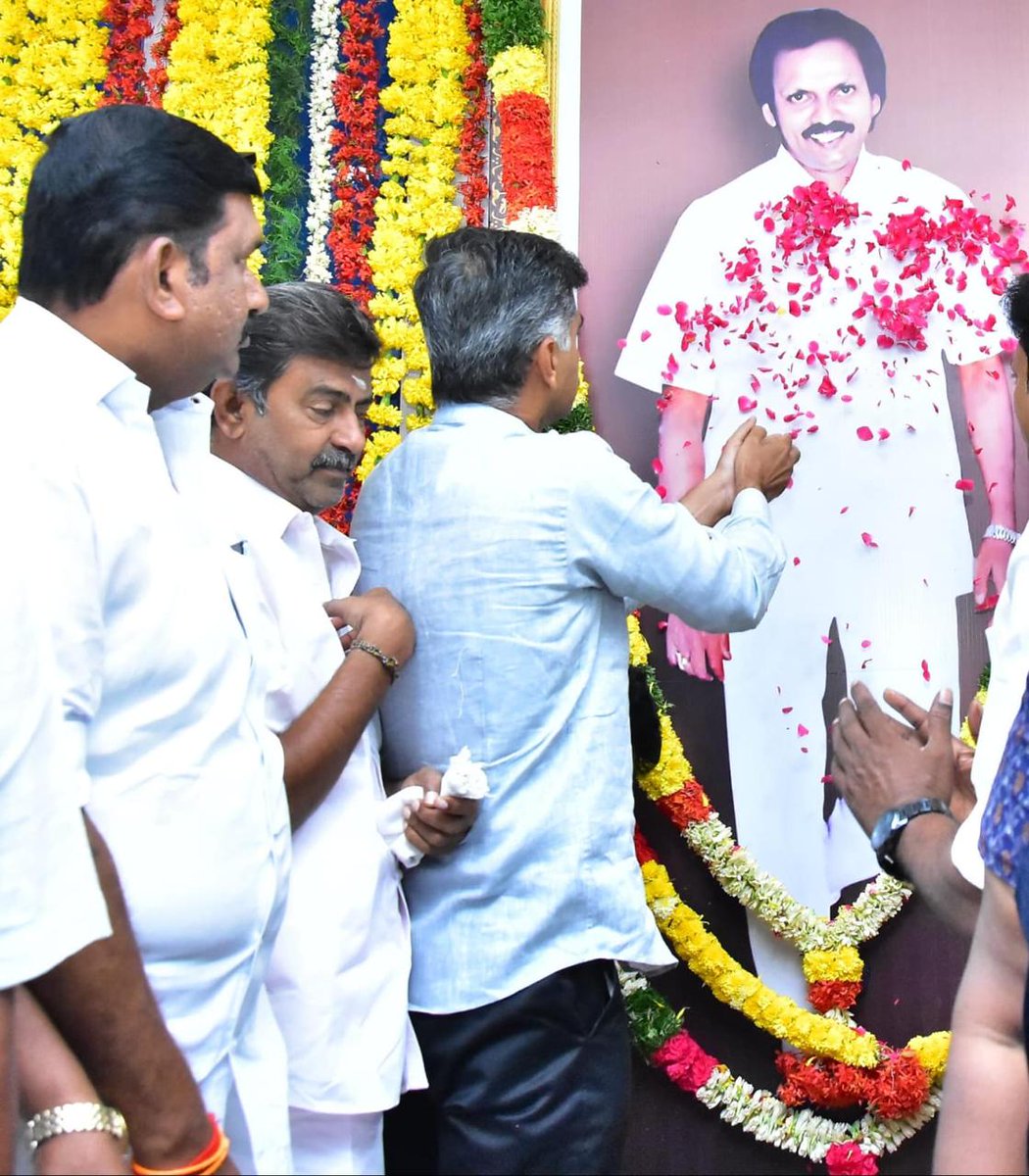 duraivaikooffl's tweet photo. அன்பில் அறக்கட்டளை சார்பில் காலம் சென்ற அண்ணன் அன்பில் பொய்யாமொழி அவர்களின் 25-ஆம் ஆண்டு நினைவு நாள்  நிகழ்வு இன்று நடைபெற்றது. இந்த விழாவில் நான் சிறப்பு விருந்தினராகப் பங்கேற்று உரையாற்றினேன்.

அமைச்சர் அன்பில் மகேஸ் பொய்யாமொழி அவர்களின் தலைமையில், அவரது தந்தை அன்பில் பொய்யாமொழி அவர்களின் நினைவாக ஒவ்வொரு ஆண்டும் மாணவர் வழிகாட்டும் நிகழ்ச்சி - நலஉதவிகள் வழங்கும் விழா - சான்றோர்க்கு விருது வழங்கும் விழா ஆகிய முப்பெரும் விழா நடைபெற்று வருவது பாராட்டுக்குரியது.

அன்புச்சகோதரர் அமைச்சர் மகேஸ் அவர்களின் தாத்தா, அன்பில் அய்யா அவர்கள் திராவிட இயக்கத் தூண்களில் ஒருவர்.

தந்தைப் பெரியார் அவர்களைப் பின்பற்றி அண்ணா அவர்களுடன் இணைந்து செயல்பட்டார். முத்தமிழறிஞர் கலைஞர் அவர்களுக்கு அய்யா அன்பில் பெரும் துணையாக இருந்தார்.

அய்யா அன்பில் ஏழை,எளிய மக்களிடம் மிக எளிமையாகப் பழகினார். அவர் அமைச்சர் ஆனபோதும், அப்படியே அவர்களிடம் நடந்து கொண்டார்.

அன்பில் அய்யா அவர்களிடம் சென்றால், நமது பிரச்சனைகளை தீர்த்து வைப்பார் என்று இப்பகுதி பொதுமக்கள் அவரைப் பெரிதும் நம்பினார்கள்.

அன்பில் அய்யா இயக்கத் தந்தை தலைவர் வைகோ அவர்களை சொந்தத் தம்பியாகவே பாவித்தார். கலைஞருடன் நல்ல தொடர்பில் இருந்தபோதும், 1978-ஆம் ஆண்டு அவர் முதன் முதலாக நாடாளுமன்ற மாநிலங்கள் அவை உறுப்பினர் ஆவதற்கு அன்பில் அய்யா தான் காரணமாக இருந்தார்.

அதைப்போல இன்று நான் திருச்சி நாடாளுமன்ற உறுப்பினர் ஆவதற்கு அவருடைய பேரன், என் அன்புச் சகோதரர் அன்பில் மகேஸ் பொய்யாமொழி அவர்கள் பெரிதும் காரணமாக இருந்தார். அவருக்கு நான் எப்போதும் நன்றிக்கடன் பட்டவனாக இருப்பேன்.

நான் நன்றி அறிவிப்பின்போது பொதுமக்களிடம் தெரிவித்தவாறு, திருச்சி தொகுதி மக்களின் மேன்மைக்காக இரட்டைக் குழல் துப்பாக்கி போல, மருது சகோதரர்களைப் போல இணைந்து செயல்படுவோம்.

அன்பில் அய்யாவின் மறுவடிவமாக நான் அமைச்சர் அன்பில் மகேஸ் பொய்யாமொழி அவர்களைப் பார்க்கிறேன். அதே உழைப்பு, மதிநுட்பம் இவையெல்லாம் அவரிடம் இருக்கிறது.

குறுகிய காலத்தில் அவர் பேச்சாற்றலை வளர்த்துக் கொண்டார். அதனால் அவர் நாடு போற்றும் அமைச்சராக இருக்கின்றார்.

அமைச்சர் அன்பில் மகேஸ் பொய்யாமொழி அவர்களால் அன்பில் கிராமம் பெருமைப்படுகிறது. அவர் சட்டமன்ற உறுப்பினராக தேர்வு செய்யப்பட்ட திருவெறும்பூர் தொகுதி பெருமையடைகிறது. நம் திருச்சி மாவட்டமே பெருமை கொள்கிறது. திராவிட முன்னேற்றக் கழகம் பெருமையடைகிறது.

அமைச்சர் அன்பில் மகேஸ் பொய்யாமொழி அவர்கள் பள்ளிக்கல்வித் துறையில் நாடு பாராட்டும் பல திட்டங்களை அறிமுகப்படுத்தியதால் சிறந்த அமைச்சராக, சிறந்த சட்டமன்ற உறுப்பினராக, சிறந்த திமுக மாவட்டச் செயலாளராக அவர் பாராட்டப்படுகின்றார்.
இங்கு திரண்டிருக்கும் மாணவச் செல்வங்களுக்கு தந்தை ஸ்தானத்தில் இருக்கும் நான் சில அறிவுரைகளைச் சொல்கிறேன்.

"அருள் இல்லாதவர்க்கு அவ்வுலகம் இல்லை
பொருள் இல்லாதவர்க்கு இவ்வுலகம் இல்லை" என்று திருவள்ளுவர் கூறுகின்றார்.

குணம் இல்லாதவர்க்கு எவ்வுலகமும் இல்லை என்று பிறர் சொல்லக் கேட்டிருக்கிறேன்.

நாம் கற்ற கல்வியால் அருளைப் பெற முடியும். அரசுத் துறையில் நம்முடைய மாவட்ட ஆட்சியர் திரு.பிரதீப்குமார் அவர்களைப் போல, ஒரு உயர் அதிகாரியாக உயரலாம். ஒரு சிறந்த அமைச்சராக அன்புச்சகோதரர் திரு.அன்பில் மகேஸ்பொய்யாமொழி போல உருவாகலாம், தனியார் துறையில் கூகுள் நிறுவனத்தின் முதன்மை செயல் அதிகாரியான திரு.சுந்தர்பிச்சை போல உயரலாம் அல்லது கற்ற கல்வியின் துணையுடன் சுயதொழில் புரிந்து தொழில் அதிபராக உயரலாம்.

ஆனால், நற்குணங்கள், நற்பண்புகள் இல்லையென்றால் கற்ற கல்வியால் பயன் இல்லை. அந்தக் கல்வியால் பெற்ற அருளை இழக்க நேரிடும். அந்தக் கல்வியால் ஈட்டிய செல்வத்தை இழக்க நேரிடும்.

ஆகையால் கல்விக்கு நிகரானது நற்பண்புகள். அந்த நற்பண்புகளை பெற்றோரிடம் இருந்து பெறமுடியும். ஆசிரியர்களிடம் இருந்து பெறமுடியும். ஏன் நல்ல நண்பர்களிடம் இருந்து கூட பெறமுடியும். நல்ல நண்பர்கள் கிடைப்பதன் மூலம் இந்த குணநலன்களைப் பாதுகாக்க முடியும். ஆனால்  கூடாசேர்க்கையால் தீயபண்புகள் உடைய நண்பர்களால் நாம் அனைத்தையும் இழக்க நேரிடும்.

ஆங்கிலத்தில் ஒரு பழமொழி உண்டு.

Show me your friend , I will tell what you are

"உன் நண்பனைக் காட்டு உன்னைப்பற்றிச் சொல்கிறேன்" என்பதுதான் பொருள்.

ஏனென்றால் நம்மைச் சுற்றியுள்ள நண்பர்களை வைத்துதான் சிந்தனையும், செயல்பாடும் சார்ந்து இருக்கும்.
ஆகவே, சாதி, மத அடையாளங்களைக் கடந்து நற்பண்புகளை உடையவர்களை நண்பர்களாகத் தேர்ந்தெடுக்க வேண்டும்.

சாதி, மதங்களைக் கடந்து என்று நான் குறிப்பிடும்போது ஒன்றை நினைவுகூற விரும்புகிறேன்.