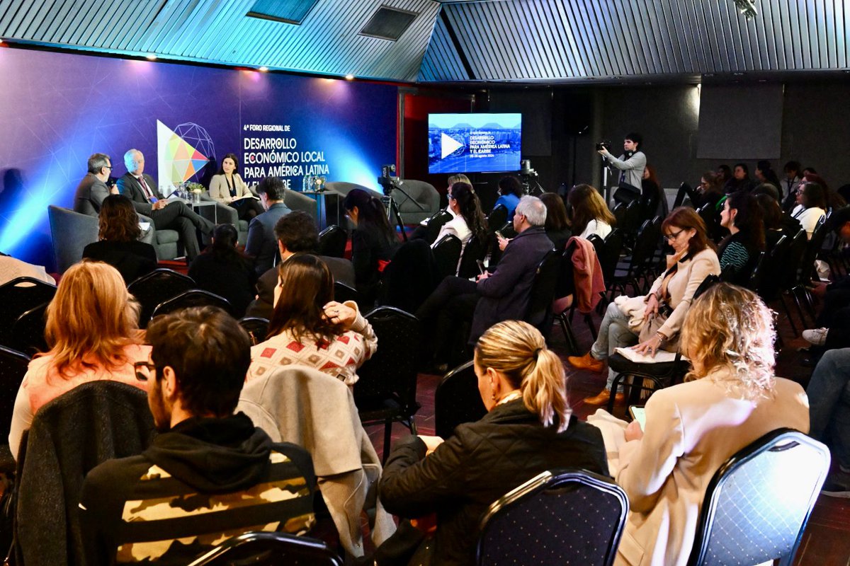 FAMSI_Solidario's tweet photo. 🌎¡Comienza la tercera jornada del #MontevideoDEL2024! 

📍En la mesa 6, expertos y líderes están compartiendo perspectivas sobre la movilidad rural, los flujos #migratorios entre países y las oportunidades dentro de una transición justa. 

#DesarrolloEconómicoLocal https://t.co/MztZb3gVah