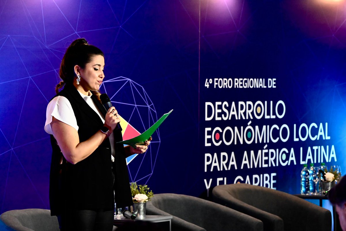 FAMSI_Solidario's tweet photo. 🌎¡Comienza la tercera jornada del #MontevideoDEL2024! 

📍En la mesa 6, expertos y líderes están compartiendo perspectivas sobre la movilidad rural, los flujos #migratorios entre países y las oportunidades dentro de una transición justa. 

#DesarrolloEconómicoLocal https://t.co/MztZb3gVah