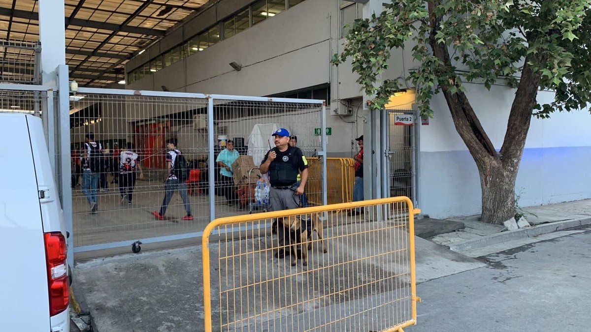 adnnoticiasmx's tweet photo. 🚨#AlertaADN

Amenaza de balacera en una preparatoria de Monterrey, #NuevoLeón, desató una movilización policiaca https://t.co/dW4q1x1Ku5
