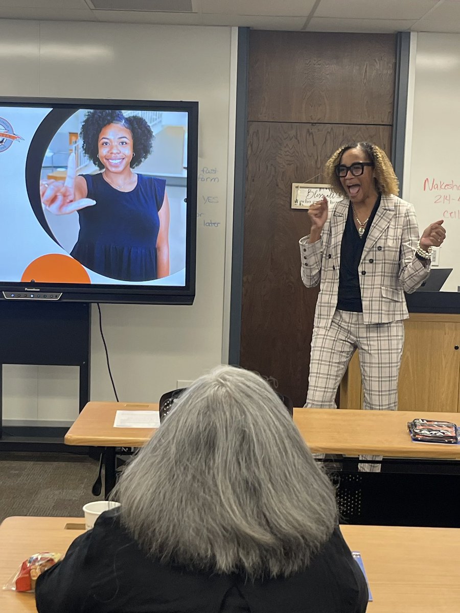 CherishPipkins's tweet image. “I’m so glad you’re here!” @drcasscarr @SpanishConde @mls_casper welcome @LancasterISD Power Up Ambassadors back to support novice teachers.
@LISD_Careers 
#TeamHR 
#DreamBeleieveRoar