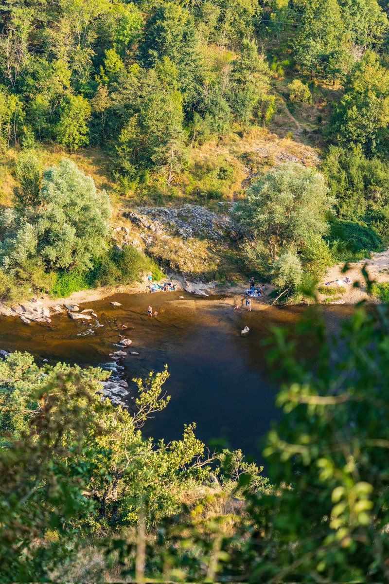 Les Gorges de la Loire, à quelques kilomètres d'Aurec-sur-Loire en remontant le fleuve. Un meandre majestueux et des plages pour se baigner #Auvergne #myhauteloire #partirici #auvergnetourisme