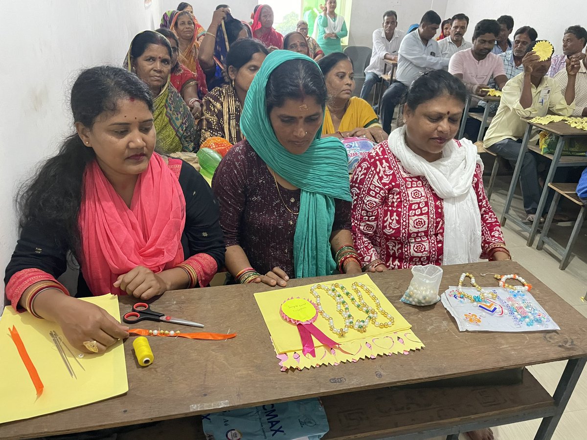 Skill_India_OD's tweet photo. Vishwakarmas in Cuttack are discovering the joy of learning! 
Traditional Malaakars (flower artisans) are now crafting beautiful jewellery &amp; paper decorations at the PM Vishwakarma centre, showcasing their skills in new &amp; exciting ways! 
#PMVishwakarma 
@NSDCIndia @MSDESkillIndia https://t.co/12ygbgYl2H