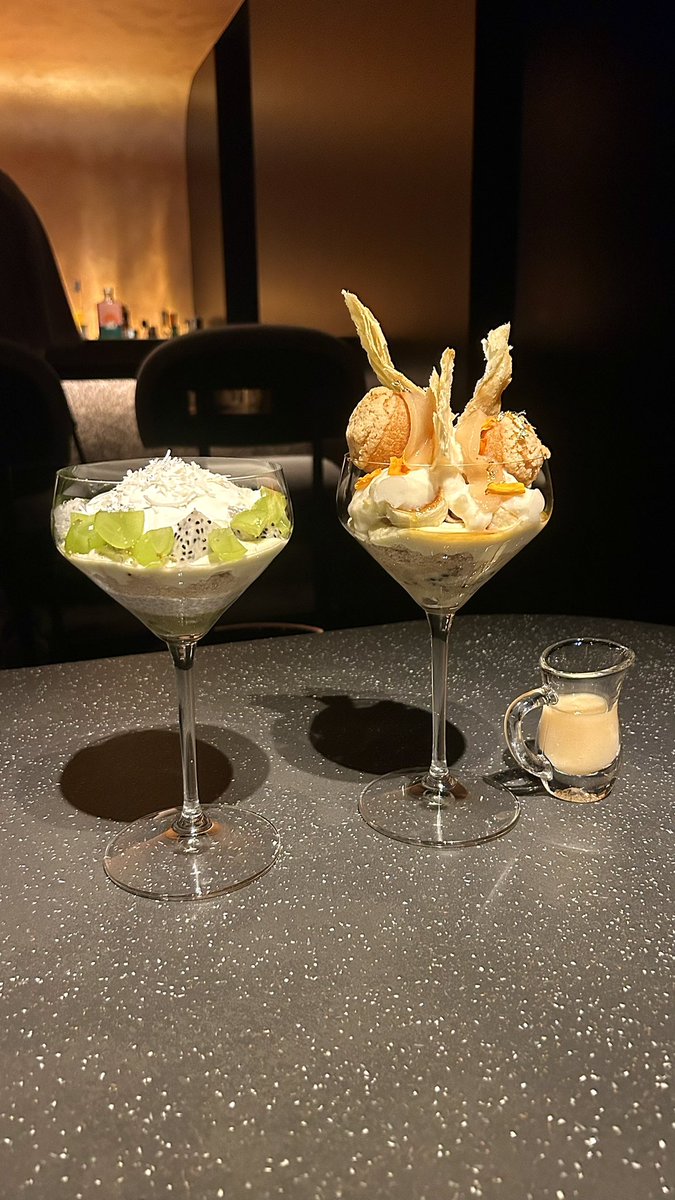398Oyen's tweet photo. 今日食べたパフェ

白桃とバナナのサントノーレパフェと
ペアリングのジュメランジェのモクテル🍸 https://t.co/fMZq2ozz04