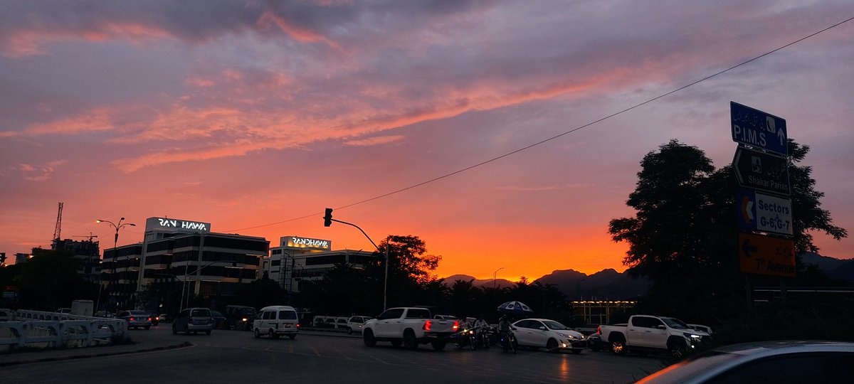 Dumbworld76's tweet photo. Qau and sky colours ✨✨
#islamabad
#quaideazamuni https://t.co/kUBLBlDKpd