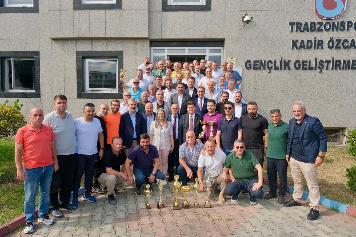 ASKF’nin düzenlediği 2024/25 sezonu kura çekimi öncesi geçmiş sezonun kupa takdimi etkinliğine katıldık. 2023/24 sezonu şampiyonlarını, kupası teslim edilen kulüplerimizi yürekten tebrik ediyor, Trabzon’umuzda sporun gelişimi adına verdiği mücadeleyle katkı sağlayan tüm