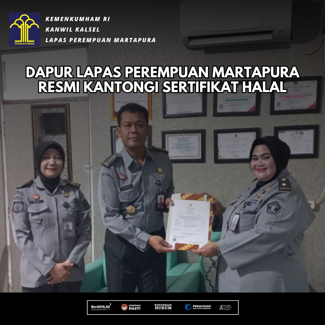 lppmartapura's tweet photo. DAPUR LAPAS PEREMPUAN MARTAPURA RESMI KANTONGI SERTIFIKAT HALAL
@kumham_kalsel
@lppmartapura
#lppmartapura
#KumhamKalsel
Jumadi | Ahmad Tohari https://t.co/nLECPIecqa