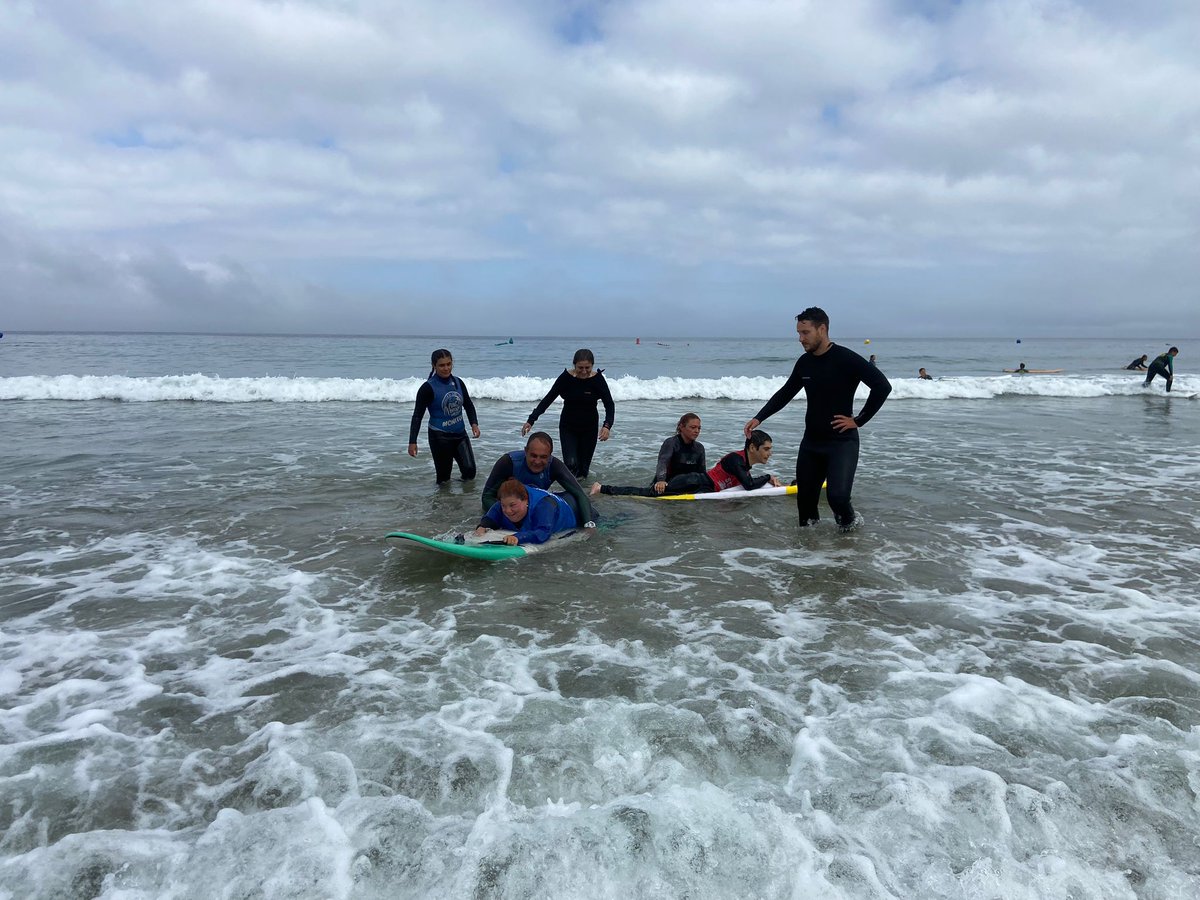 APAMPVigo's tweet photo. Una de las mejores experiencias de este verano 🌊🌊, ha sido poder experimentar la sensación de subirse a una tabla de surf!🏄♂️🏄 Simplemente Increíble!! MIl gracias a Point Break Patos por hacer posible un deporte para tod@s!!
#ocioinclusivo #apamp #cheosdevida #SomosASPACE https://t.co/bWrfBC6DuD