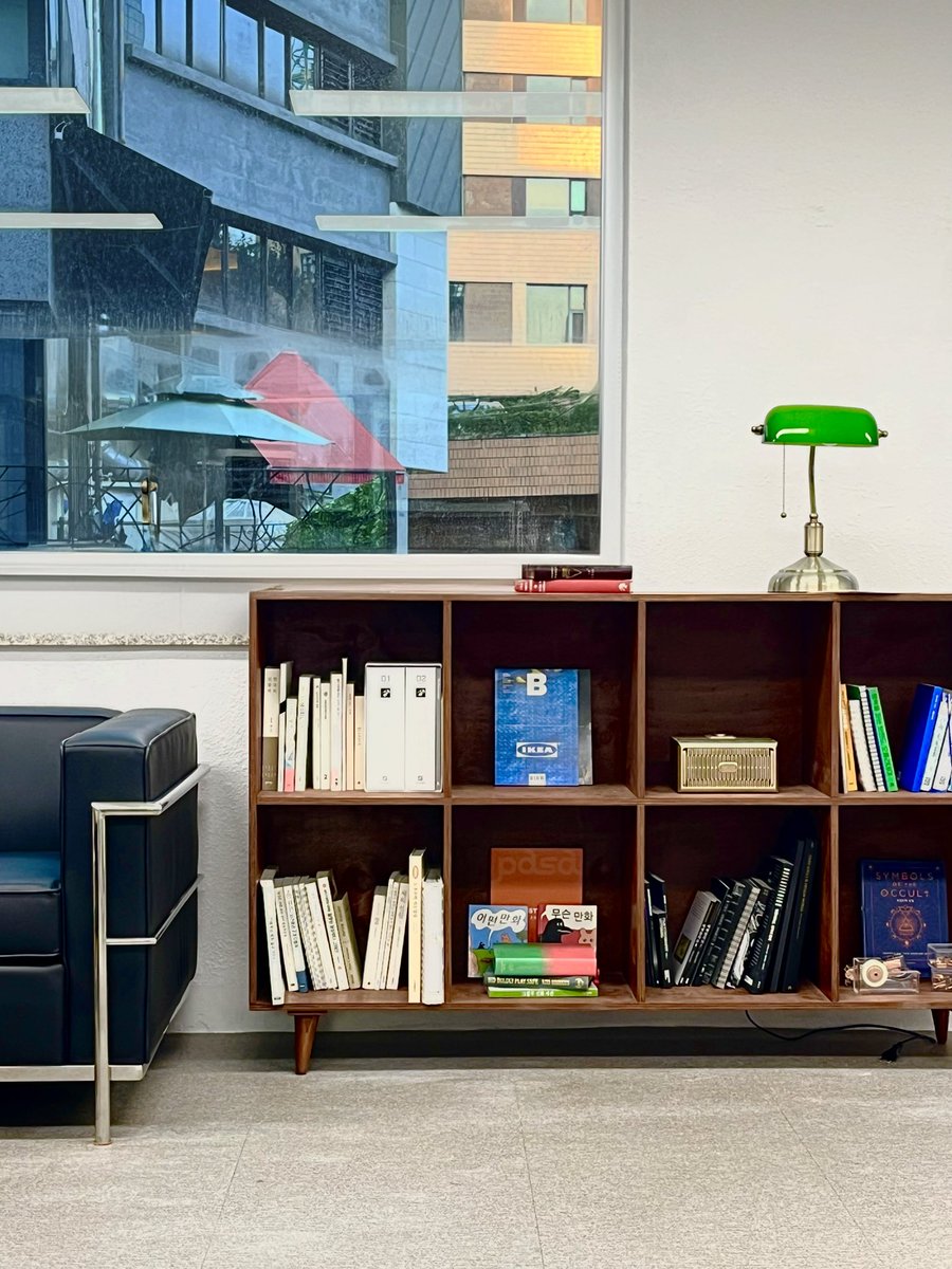 각자가 애정하는 가구들로 하나씩 채우는 공간