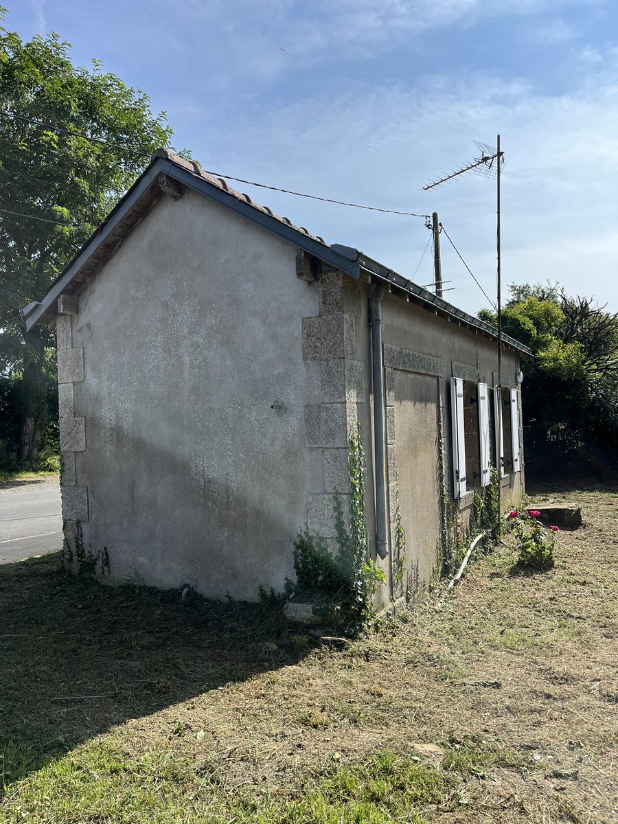 Ballade dans notre nouvelle ville d’Ambon. Découverte de l’ancienne gare, à l’abandon ( porte ouverte…mais trop trouillarde pour y entrer 😅 )
La ligne reliait La Roche Bernard à Vannes jusqu’en 1947.
#Bretagne #morbihan #gare #train #abandon <a href="/morbihan_fr/">Département du Morbihan</a>