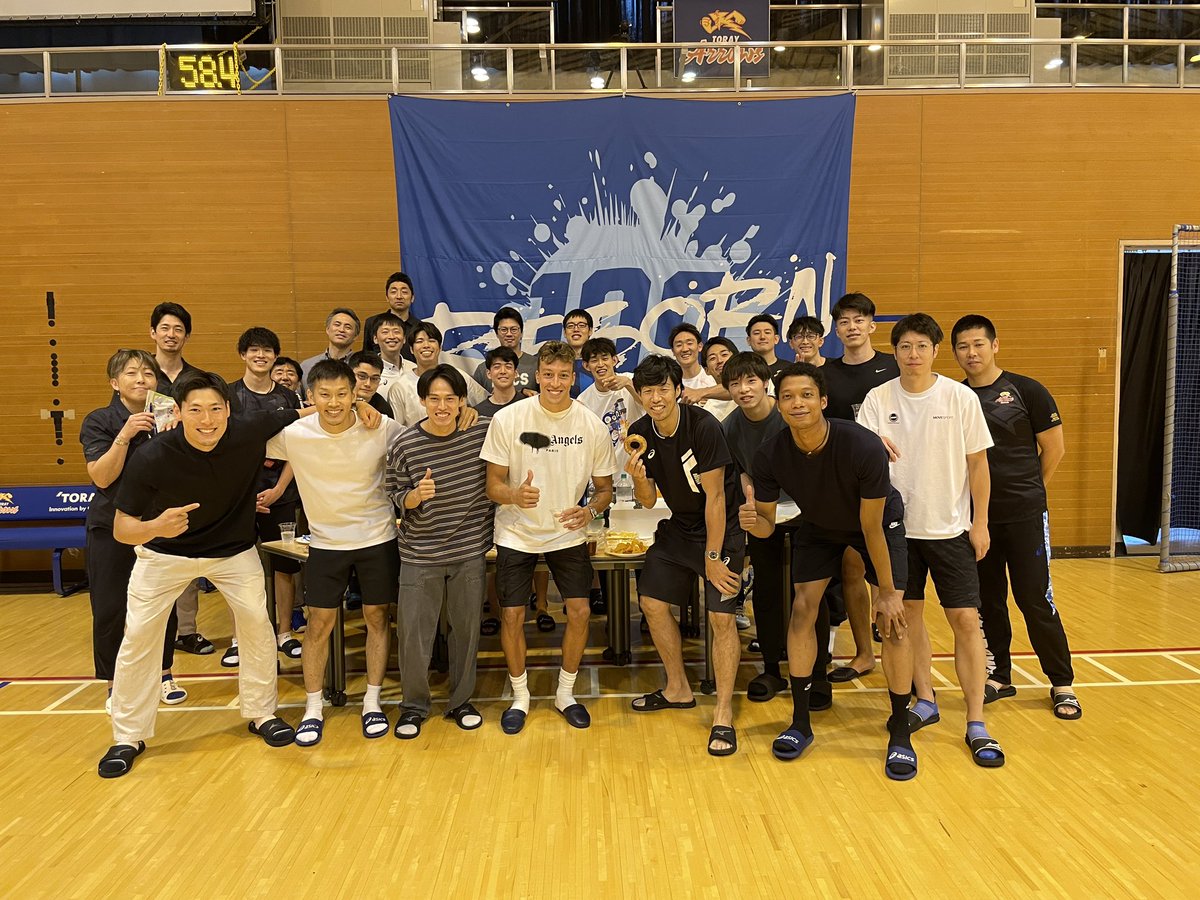 TORAY_ArrowsMEN's tweet photo. フランチェスコレチネ選手が来日し、チームに合流しました‼︎

初日の今日は歓迎会🍽️

ニックネームは"チェチョ"です❤️‍🔥

#東レアローズ静岡 https://t.co/C4F7Mrkteb