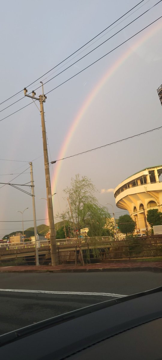 Td2Qr's tweet photo. 台風が近づく時の空が
いつも綺麗で好きなんだけど
ここまで綺麗な🌈は
初めて見たかも

やっぱり肉眼の方がいい！
迫力が違う💦

 #台風前の空
 #虹 https://t.co/yr8F4cVfE2