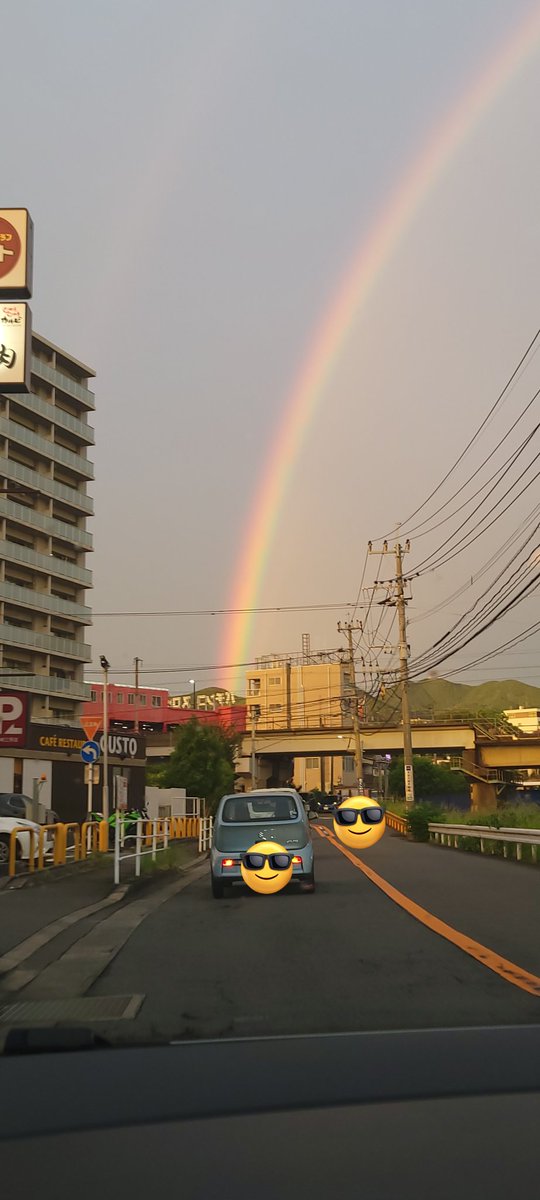 Td2Qr's tweet photo. 台風が近づく時の空が
いつも綺麗で好きなんだけど
ここまで綺麗な🌈は
初めて見たかも

やっぱり肉眼の方がいい！
迫力が違う💦

 #台風前の空
 #虹 https://t.co/yr8F4cVfE2