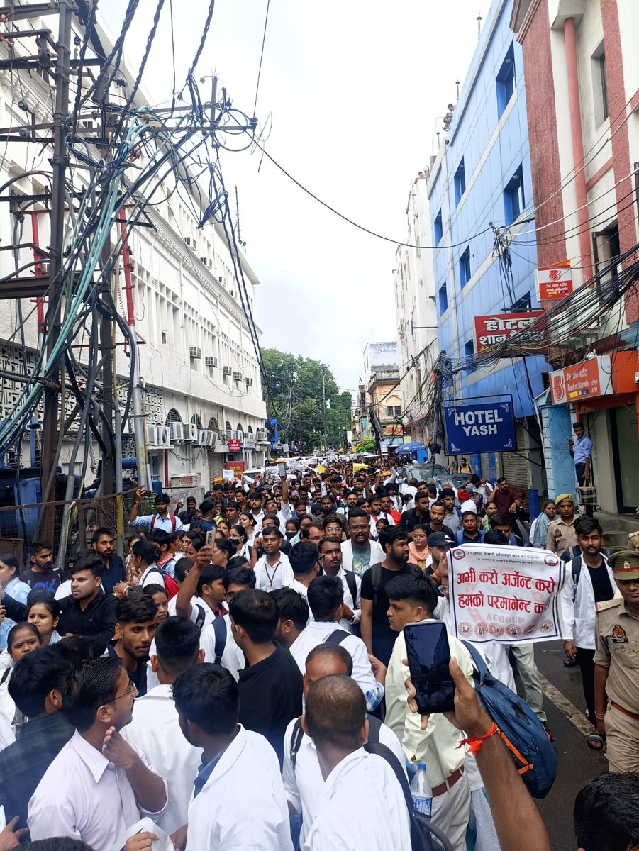 सो हुई सरकार जागो और देखो 
CHO सड़क पर अपने मांगो को लेकर मैदान में
हम अपना हक मांगते नही किसी से भीख मांगते
<a href="/aajtak/">AajTak</a> <a href="/BJP4UP/">BJP Uttar Pradesh</a> <a href="/brajeshpathakup/">Brajesh Pathak</a> <a href="/DevToma91442321/">ठा० देव तोमर</a> <a href="/myogioffice/">Yogi Adityanath Office</a> <a href="/kpmaurya1/">Keshav Prasad Maurya</a> <a href="/nhm_up/">NHM UP</a> <a href="/narendramodi/">Narendra Modi</a> <a href="/Radheshyamjata9/">अधिकारी</a>