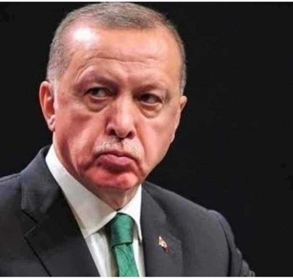 _umbertoeco__'s tweet photo. 🔥🔥
Erdogan hayranı arkadaş 
bu yazıyı sonuna kadar okurmusun..

Ama 
ağır ağır oku 

Sindire sindire oku 

Uyarsa 
Cevap yaz 

yaz yaz ..

yaz ama küfretmeden
Masayı devirmeden 
Mantıklı cevaplar ver..

Konuya bir örnekle gireyim..

TÜRKİYE  1967 yılında 
Aliminyum faprikası yapmak için 
Amerika dan kredi ve teknik yardım ister 

Amerika 
“Siz bir tarım ülkesisiniz. 
Bırakın fabrika falan yapmayı. 
Biz size hazır sanayi ürünleri  verelim 
sizde domatesinizi biberinizi üretmeye 
devam edin” der 

Bunun üzerine 
Demirel hükümeti 
Sovyetler birligininin kapısını çalar 

Öyleydi böyleydi derken
Sovyetlerin teknik yardımıyla 
Seydişehir alimimyum faprikası
1974 yılında üretime geçer  

Kaldı ki Erdoğan ın sürekli kötüledigi 
1950 öncesi İnönü döneminde 
Hiç bir yabancı kredi kullanmadan 
Yüzlerce tesisi kendi kıt kaynaklarımızla
kurmayı başarmıştık..

Bugün Türkiy'de 
faliyet gösteren tesislerin 
en az % 50 si o zor koşullarda 
temeli atılmış tesislerdir

Yani Erdogan
Satmadan önce ..

Hemde hiç borç morç  almadan

ÜÇLÜ-BEŞLİ çeteler olmadan 

Şayet bir köprü yapılacaksa
devlet yapar vatandaş da geçerdi ..

amaç hizmetti 

Parada ne oli ..

Keza barajlar öyle yapıldı..

Yollar öyle yapıldı 

Para odaklı degil
Hizmet odaklıydı tesisler 

Yada bir şey üreten faprikaydı..

Özelleştirme adı altında 
Yandaşlara para kazandırma amacı yoktu 

PEKİ Erdoğan ne yaptı 

Binlerce tesisi 
kendi yandaşlarına
bir bir sattı ..

Örnegin
Atatürk ve İnönü dönemlerinden 
başlayarak kurulmuş dokuz şeker faprikasını toplam
294. Milyon dolara sattı.

Sonra şeker kıtlıgı başlayınca 
Sadece bir yıl için 340. Milyon dolar verip 
dışardan şeker almaya başladı iyimi…

Bak kardeşim
lütfen rakamları kıyaslayarak
ağır ağır oku..

Oku ki Erdoğan ın gerçekte 
ne yaptıgını anlayasın 

Evet 
Yanlış okumadınız 
9. Faprikayı toplam
294. Milyon dolara sattı 

Sonra….!

 “SADECE” bir yılık ihtiyaç için
340. Milyon dolara dışardan 
şeker almaya başladı..

Keza çiçek yağı öyle
Kurbanlık öyle
Et ihtiyacı öyle
Saman öyle
Bugday öyle

bak aslında bu liste 
çoooookkk uzun.
Hepsini yazıp kafanı şişirmiyeyim..

Ama bilki 
Artık bunları 
Üretemiyoruz 

Üretsekte çok azını üretir olduk

Her şeyi dışardan alıyoruz..

Hemde iki misline

Hatta üç misline 

Oysa biz şayet dünya 
bir kıtlık dönemine falan girse 
kendi kendimizi  besleyecek 
beş on ülkeden biriydik ….

Artık bırakalım o listede kalmayı 
2022 . Birleşmiş milletler 
gıda raporuna göre 
Türkiye gıda ve beslenme sorunu yaşayan ülkeler listesinde yer aldı..

Bebek mamaları 
zincirlere vuruldu

Karpuz kavun dilimlendi..

domates patlıcan 
tek tek satılmaya başlandı 

Erdoğan ikide bir 
"bu İnönü varya, bu İnönü"
Ekmegi karneye bagladı  diye 
esip gürler..
 
Oysa Kendisi 
Türkiye yi bakın ne hale getirdi 

KALDIKİ  inönü doğru yapmıştı…

Ve konuda sadece ekmekti..

İkinci dünya  koşullarına tetbiren
Ekmegi karneye baglamıştı 

Sonrada kaldırıldı

Hepsi bu 

Evet hepsi bu..

Erdogan hayranı trollerden
En sık duydugumuz şey şu;

Erdogan 
Metro yaptı
Havalanı yaptı
Otaban yaptı..

Ya yaptıysa bile
Sana ne 

Geçmedigin köprüye 
para ödemeklemi övünüyorsun be adam 

Dünya bizi kıskanıyor öylemi 

Dünya seni neyini kıskanacak

Buğdayını samanını bile
dışardan alır hale gelmişin 

Gırtlagına kadar borç içindesin

278 bin insanın elekrigi kesik 

5.milyon insan mahkemelik 

15.Milyon işsizin  var

30-40. Milyon yoksulun milyon

Neyini kıskanacakkar 

fabrika-mı yaptı “ yok 

Üretim-mi yaptı “ yok”

Yapılan köprü ve yollara gelince 

Bunlar hizmet  degil a kardeşim 

Ayrıca 
Devlet yapmıyor 

Özel şirkete diyorki 
Sen yap sonra geçenden para al

Hemde ne paralar 

Üstelik buralar bırakın hizmeti falan 
tam bir soygun makinası 

Yılda 10. Bin Kişinin geçmedigi havalanına
25. Yıl 2.milyon yolcu garantisi veriyor 

Gecmezse üstünü ben gerecegim diyor 

Olacak işmi ..

Kimin parasını kime veriyon

Onları senin benim 
vergimden ödeyecek 

Hemde 
25.yıl

Kime veriyor bunları
Beşli çeteye 

Devamı 👇👇👇