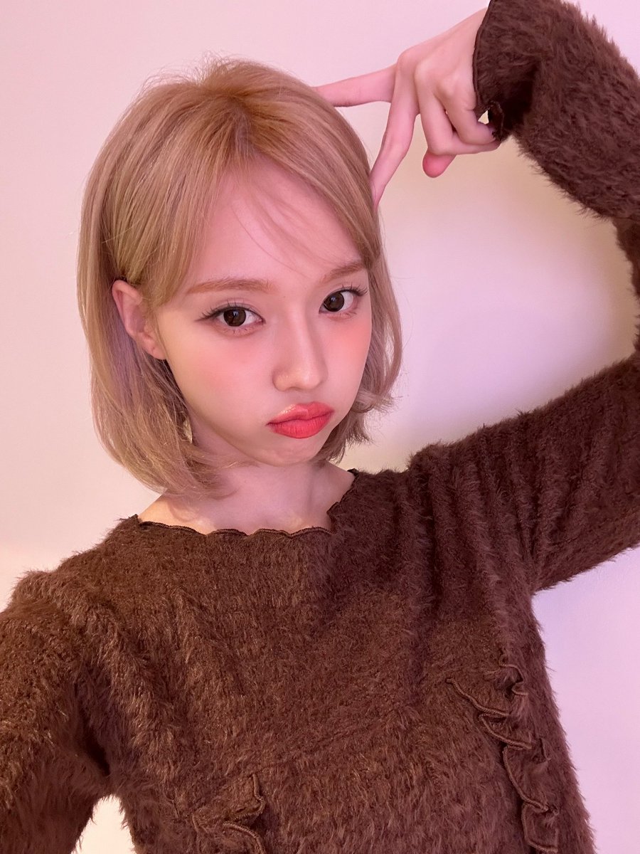⭐️💭 240828
[7:39pm KST]

+pic

+pic

+pic

“The selcas I promised today🫶🏼🤭”