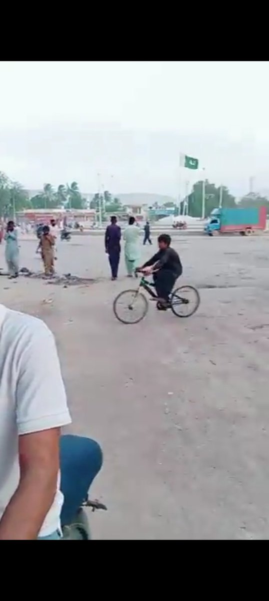 oneinvisible_'s tweet photo. @Islamabadies فیک وڈیو ۔
ناجائز تجاوزات گرانے کی وڈیو کو منافرت پھیلانے کے لیے استعمال کیا گیا۔
ملتان اور صادق آباد میں کوئی پہاڑ نہیں ہیں۔
اس وڈیو میں پہاڑ نظر آ رہے ۔
ٹوئیٹر پر پاکستان کے امن کو برباد کرنے کے لئے مسلسل جھوٹ پھیلایا جا رہا۔ https://t.co/aP0atuVFjg