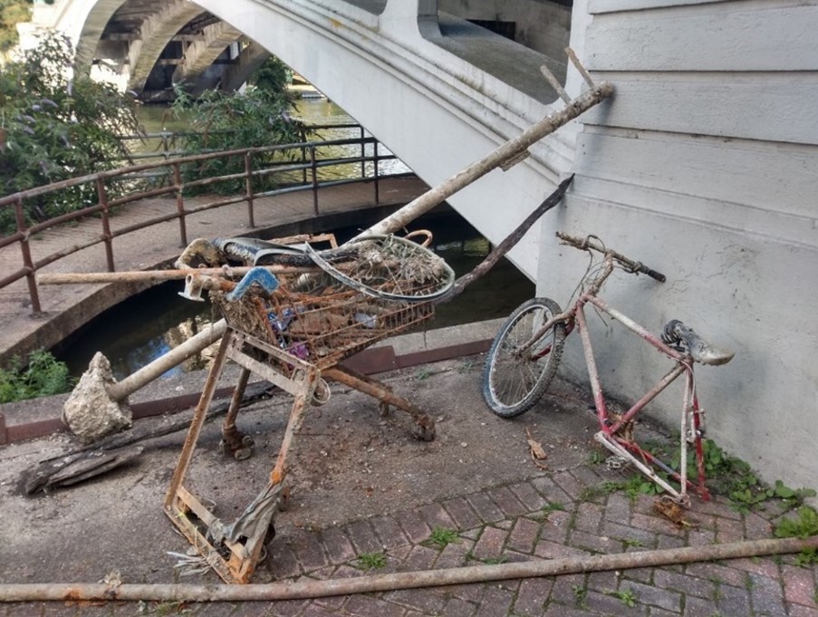 RBWM's tweet photo. These dangerous items were all found in the River Thames by @RBFRSofficial during magnet fishing.
It may be tempting to jump from a bridge into the river to cool off but itβs important to know the risks, stay safe around open water and be #WaterAware this summer. https://t.co/XnuB3dHkzN