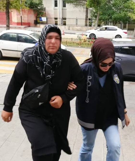 solcugazete's tweet photo. Erzurum'da bir kadın, kendisine "Kocandan boşanıp beni alacaksın," diyen şahsı satırla yaraladı. https://t.co/Ma9tyd9liL