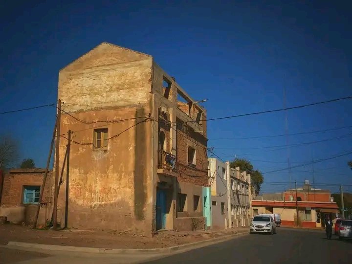 ritoroldan's tweet photo. Dean Funes, edificio similar al Hotel Rispal que pinto Van Ghog en 1887. @ElDoce https://t.co/aawMRKMUG2
