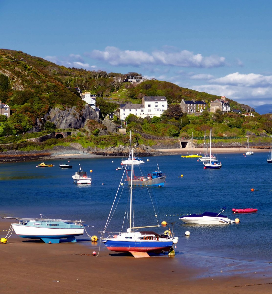 gallivantaire's tweet photo. Barmouth Harbour, Wales: where golden sands meet rolling hills 🌊🏞️and home to one of the last wooden viaducts in the UK🚂🌉
#BarmouthHarbour #VisitWales #HiddenGems #CoastalAdventures #Wanderlust #UKTravel #HarbourViews #NatureLovers #MountainToSea #DiscoverWales #ExploreMore https://t.co/L5qMKAYKMI