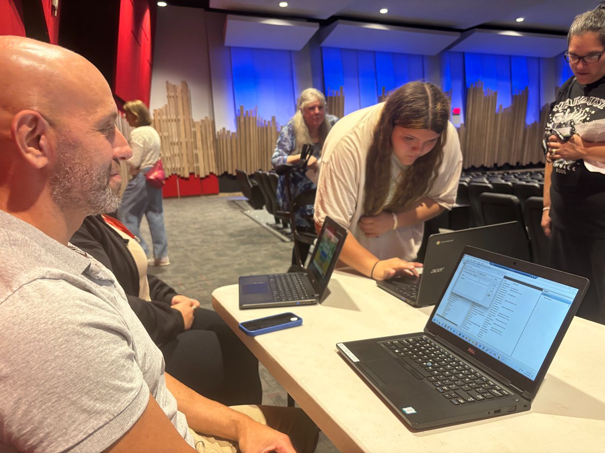 Members of @connetquotit welcomed our incoming 9th graders at Freshman Orientation with Chromebook and password support! Welcome to the High School! Have a great school year!