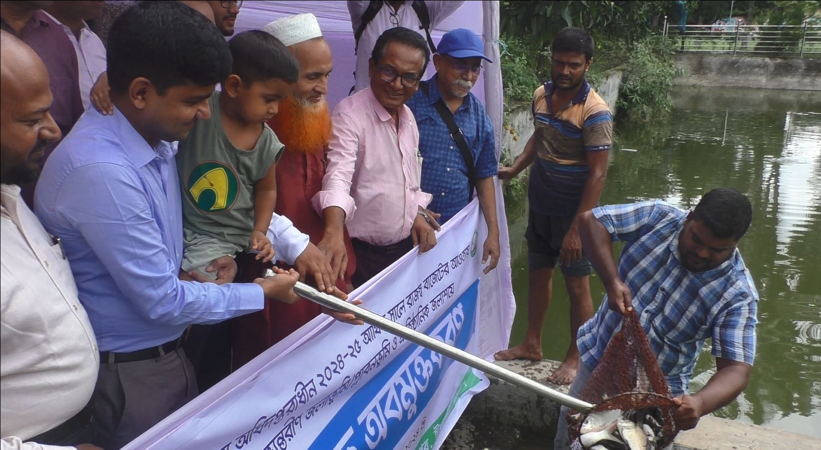 ঈশ্বরদীর বিভিন্ন পুকুরে মৎস্যপোনা অবমুক্ত করা হয়