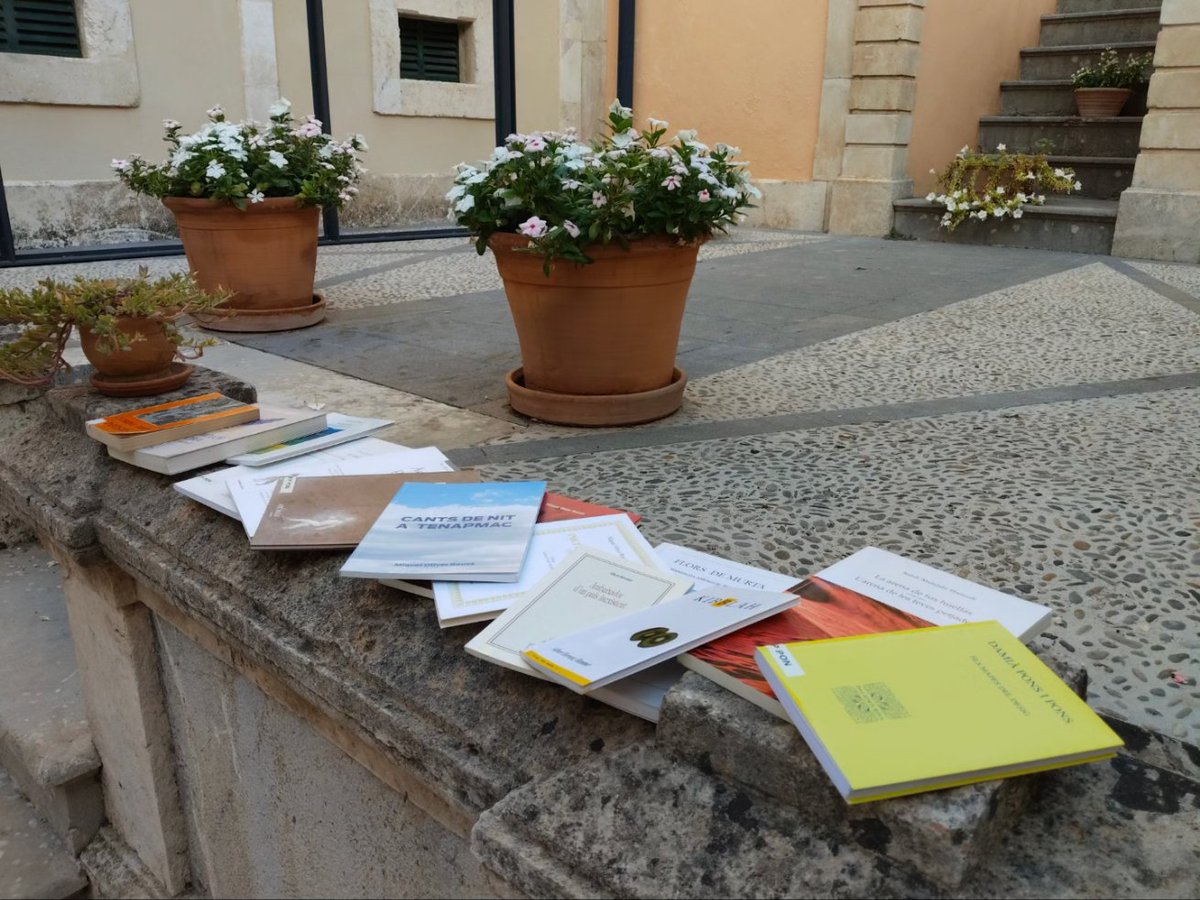 AjCampanet's tweet photo. ➡️Demà, al 📖 II Micro Obert de Poesia tendreu a la  vostra disposició la col•lecció de llibres de poesia d'autors locals de la Biblioteca: Llorenç Riber, Margalida Amengual, @PonsPereAntoni, Albert Herranz, Miquel Oliver, Saleh Abdalahi Hamudi, Damià Pons... 
📖Vos animau? https://t.co/Yl29mEziNK