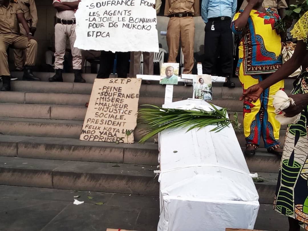 darealjulz's tweet image. #RDC: Suspendu pour #détournement de plusieurs #millions de dollars par le président de la république #fatshi @fatshi13 en 2019, voici comment le professeur #Mukoko SAMBA était parti de l’#ONATRA: Les agents avaient mis sa photo sur un cercueil ⚰️ comme indignation de son