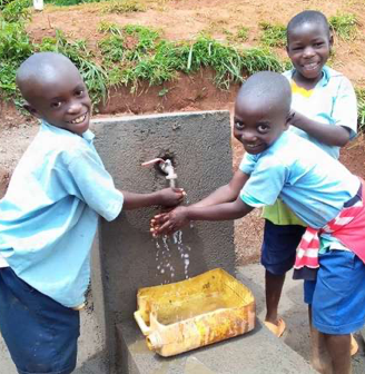 IngLivingWaters's tweet photo. Muhembe, Southern Rwanda will experience better health and the children can now go to school instead of spending hours finding and fetching water! https://t.co/u9aE4KwXZM @ingomarlivingwaters @heavensfamily #waterislife #beagamechanger https://t.co/4O7PW9oW4j