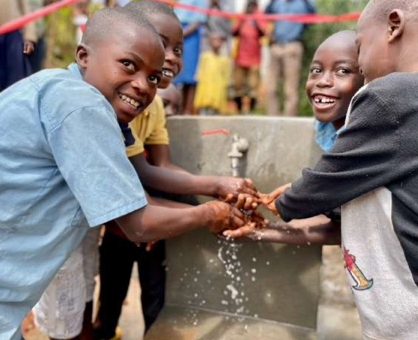 IngLivingWaters's tweet photo. Muhembe, Southern Rwanda will experience better health and the children can now go to school instead of spending hours finding and fetching water! https://t.co/u9aE4KwXZM @ingomarlivingwaters @heavensfamily #waterislife #beagamechanger https://t.co/4O7PW9oW4j