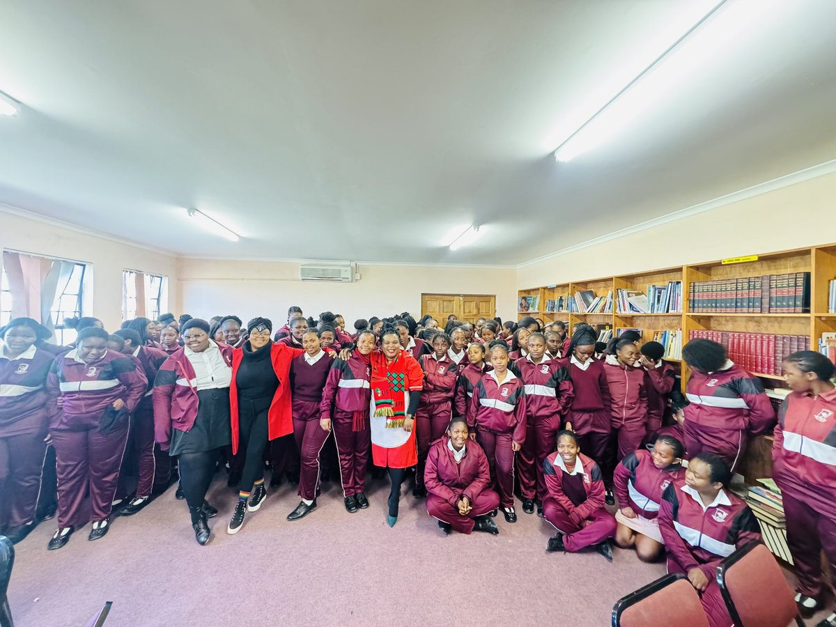 linda_mazwi's tweet photo. WOMEN’s MONTH

Cllr Mazwi and ward98 GBV coordinator @KeneuweMosala doing DIGNITY DRIVE  @kwamfundo High School in Ward 98 Theme : PAD A GIRL CHILD. This is an ongoing Project that is aimed in restoring a dignity of  a Girl Child. @EFF_Cape_Metro @EFFWesternCape_ @EFFSouthAfrica https://t.co/9IAABnrQfy