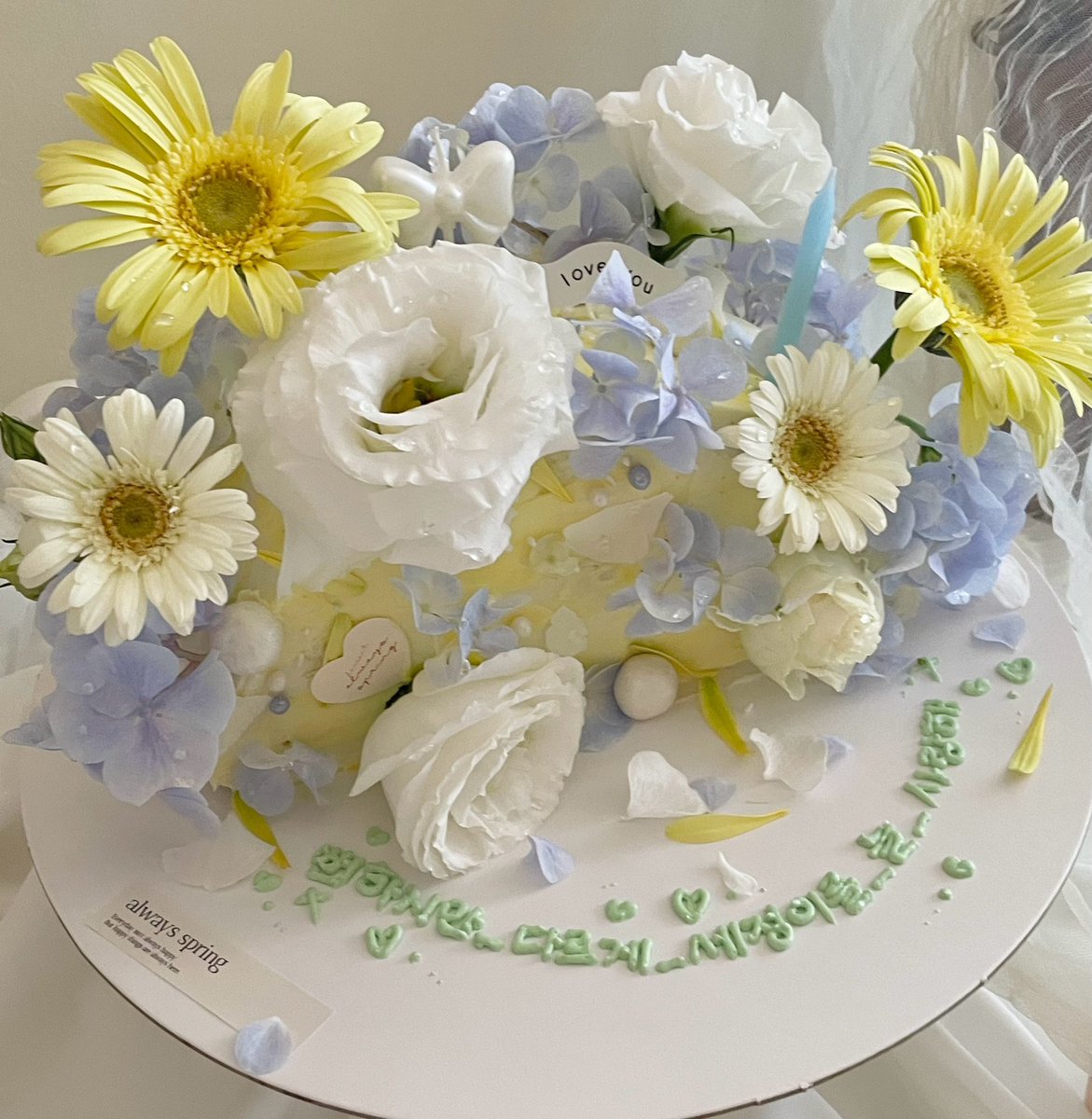 오늘 언니에게 케이크 전달해주려고 준비했지만 전달 실패...
그래도 세상분들이 모두 재미있게 카페 즐겨주셔서 너무 감사드렸어요!!
나중에 오프에서 다시 뵙는 그날까지 쭉 세상하자구요🫶🏻
카페 마감은 10분 남았지만 럭드 특전은 21:00까지 진행합니다!!

#뻔하지만_다르게_세정이를_늘_사랑해