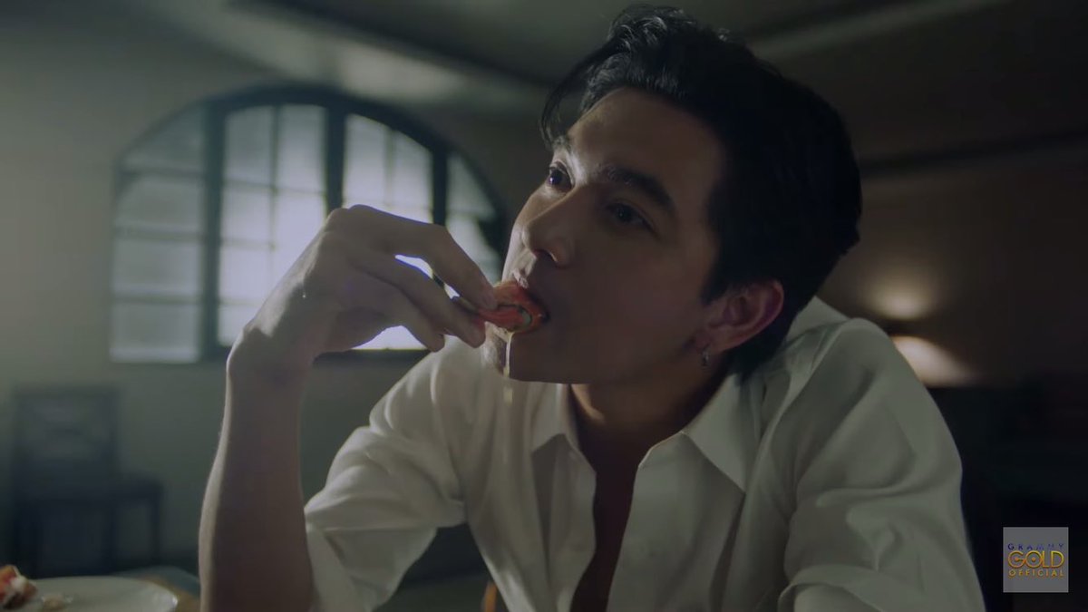 Rayagoodday1's tweet photo. ไอ้โรคจิต!! แต่หล่อมาก

OFFICIAL MV MEENTRA X KEM
#MVกรวดน้ำตา
#เข้มหัสวีร์ #KemHussawee https://t.co/ODV4IyFea7