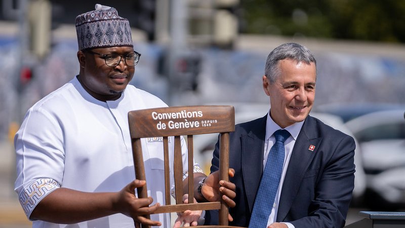 ONUGeneve's tweet photo. "Les Conventions de #Genève m'ont sauvé", affirme @TimKabba, ex-enfant soldat et aujourd'hui Ministre des affaires étrangères de la #SierraLeone.

Un puissant témoignage sur l'importance du droit international humanitaire.

▶ https://t.co/llSLITl4lo https://t.co/gAIkzg10c7