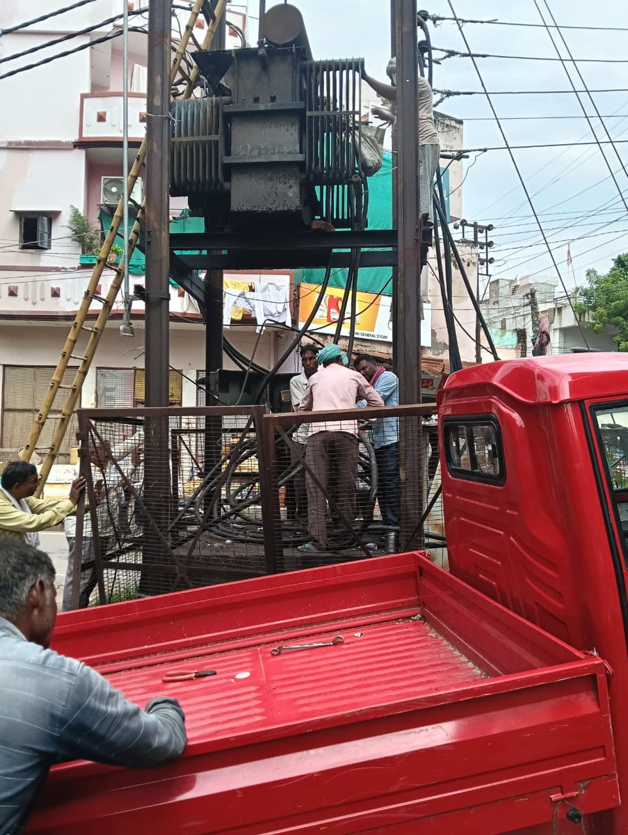puvvnlvaranasi's tweet image. #Maintanence
#24X7_लक्ष्य_बेहतर_उपभोक्ता_सेवा
न0वि0वि0खंड– चर्तुथ,वा0 के बी0एच0यू0उपकेंद्र के  630KVA ट्रांसफार्मर का विद्युत कार्मिकों द्वारा में खराब AB केबल को सही कर एवं मरमत्त किया जा रहा है।
जिससे विद्युत आपूर्ति सामान्य रहेगा।
@UPPCLLKO @PuVVNLHQ @aksharmaBharat
@MD_PuVVNL